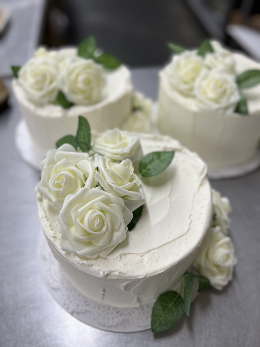 A sweet and simple cake trio this #weddingwednesday ! #weddingcake #cake #buttercream #sweetnessmatters
