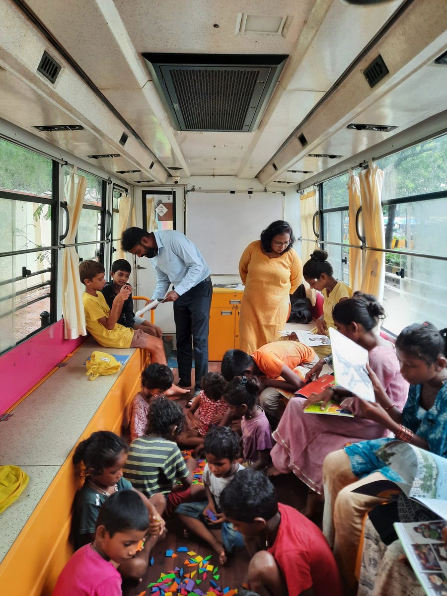 Sonrisasdbombay's tweet photo. Este mes de julio el proyecto #LibraryOnWheels está llenando de actividad, la ya de por sí activa vida del #SmilingBus. Los recursos de lectura, juego y escritura que ofrece este proyecto a niños y niñas de las comunidades más desfavorecidas de Bombay marcan la diferencia. https://t.co/uEYfnJn0Vm