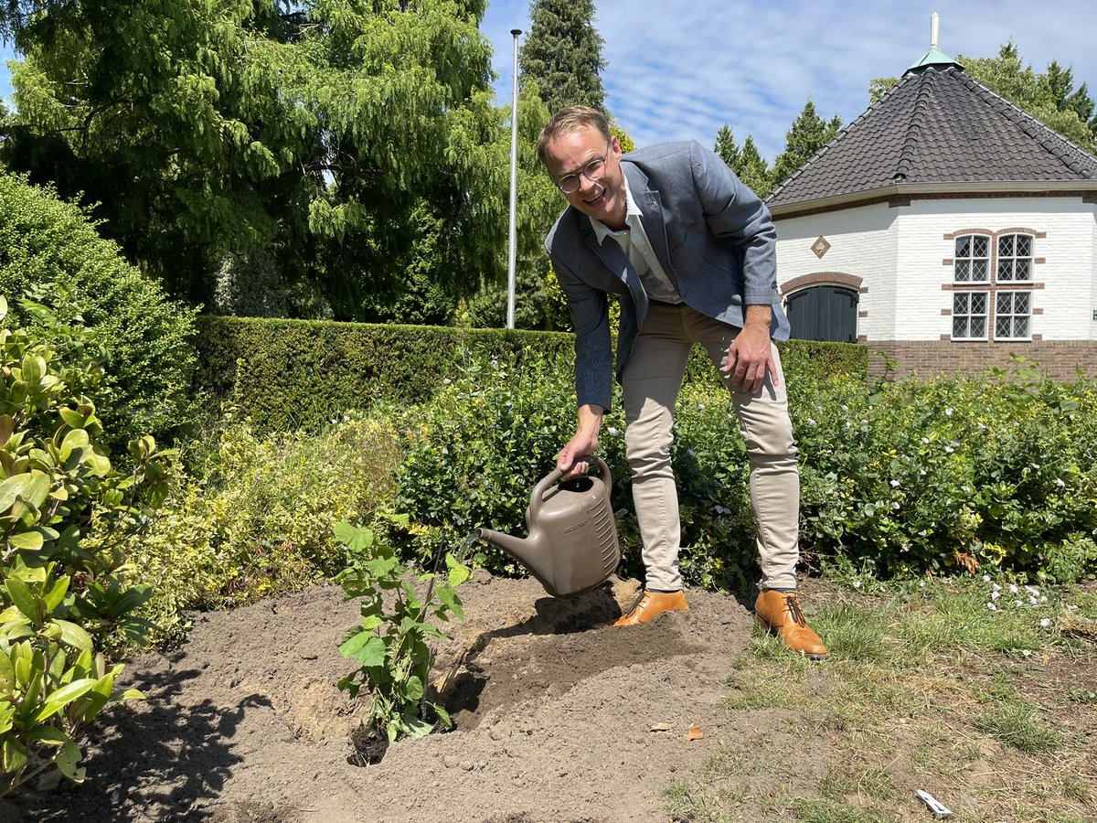 Gemeente_Rhenen's tweet photo. De @deODRU viert haar 10-jarige jubileum. Alle gemeenten kregen een hazelnootboompje. Wethouder @Gert_van_Laar plantte hem vanmiddag bij de begraafplaats op de Achterbergsestraatweg. Direct maar even water gegeven.🌞#dankgefeliciteerd! https://t.co/uQ8xfjmKbG
