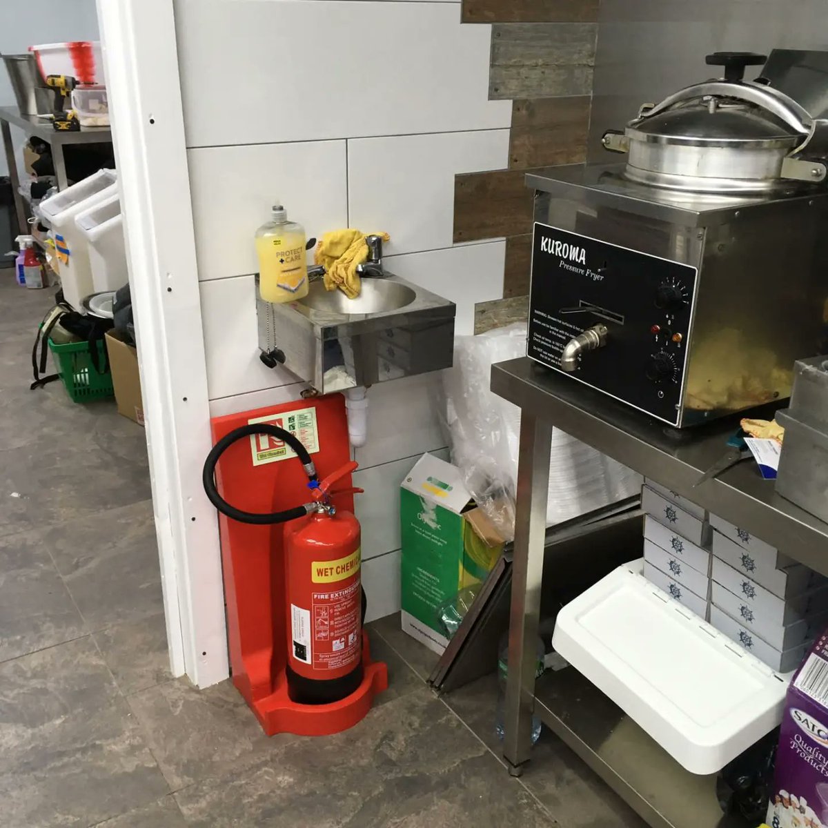 CastleFireUK's tweet photo. Local fish &amp; chip ship now have new extinguishers and fire blankets fully commissioned ✔️🧯🔥

#Birmingham #Fire #safety #WestMidlands #fireprotection #dudley #Wolverhampton #Manchester #SmallBusiness #businessowner #CustomerService #besafe #compliant https://t.co/et8ZTfYjiH