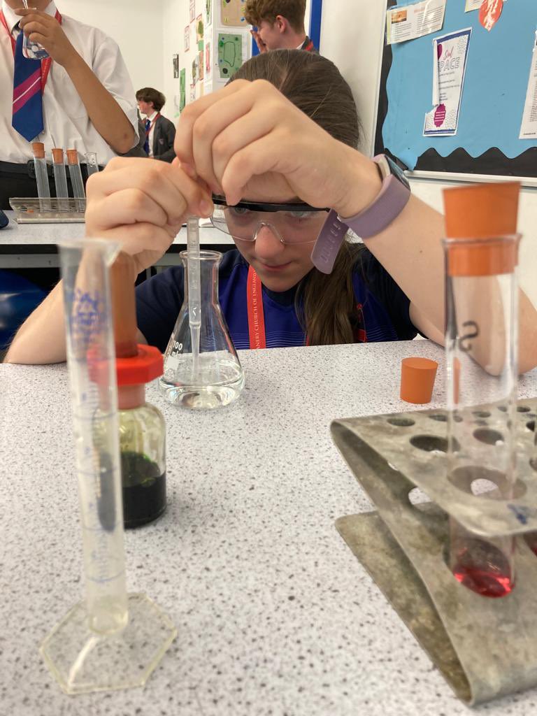 DeaneryScience's tweet image. Y8 are testing a selection of antacid medicines to see which is the best at neutralising stomach acid. Safety and precision are so important today! @deaneryhigh