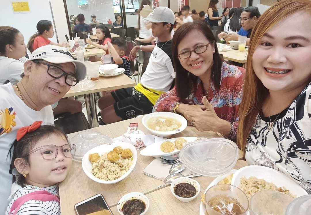 RachelleSianson's tweet photo. Week 6
We enjoyed our new normal dining experience here at CHOWKING. My family enjoyed the delicious SIOMAI CHAO FAN. Super happy because finally we can dine together with my senior  parents and my little daughter Angela.
#ChowkingDineWin
@chowkingph https://t.co/S3dIpy14pI