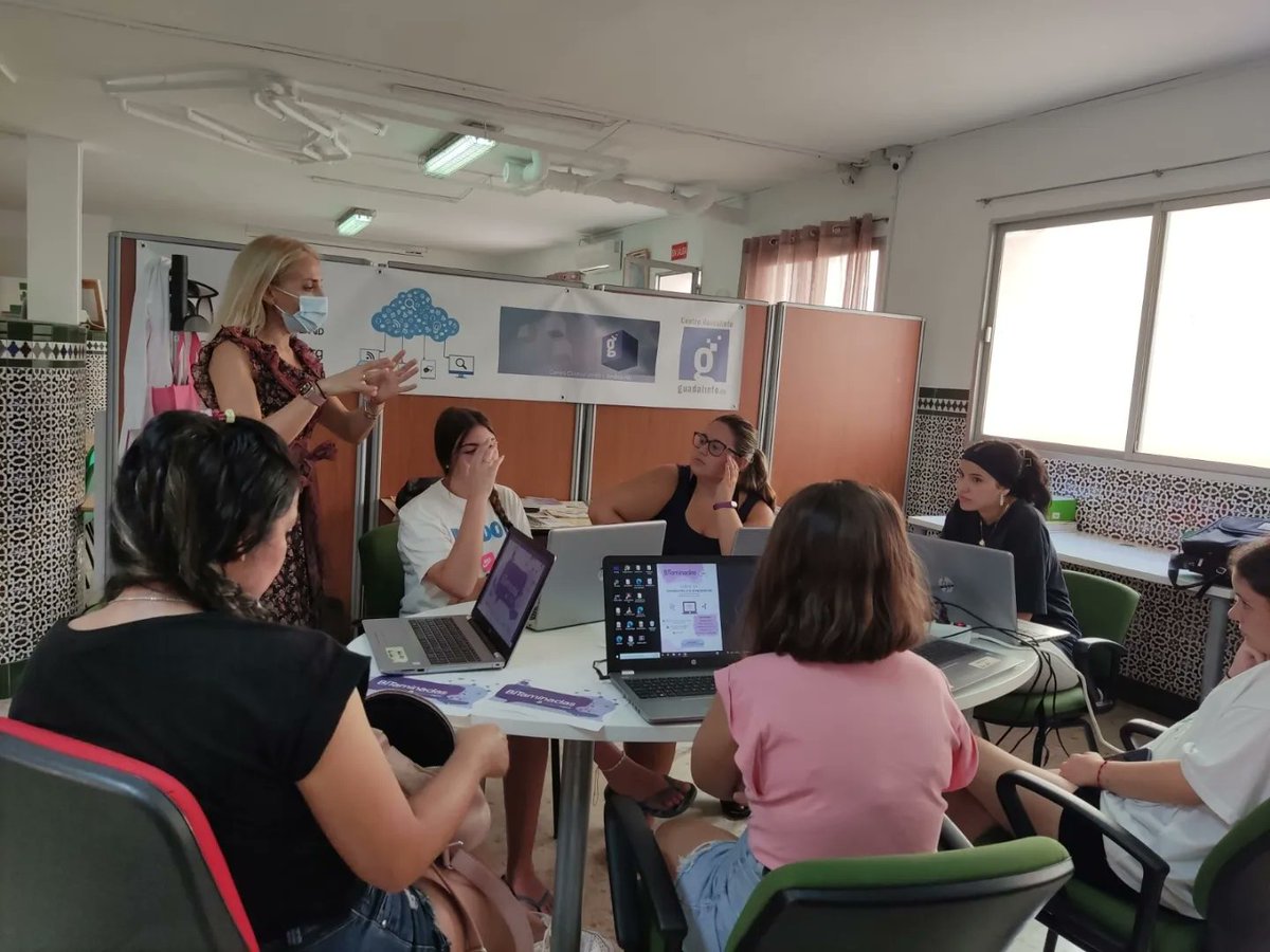 ArrabalAID's tweet photo. Damos comienzo al curso de BITAminadas a través de #RedConecta y @fundacionesplai. Chicas menores de 12 a 17 años detectan problemas sociales para buscar soluciones a través de la tecnología y ODS.
#ChicasIntench #BITAminadas #Agenda2030 #Soy2030 https://t.co/yhcSSTEUR5