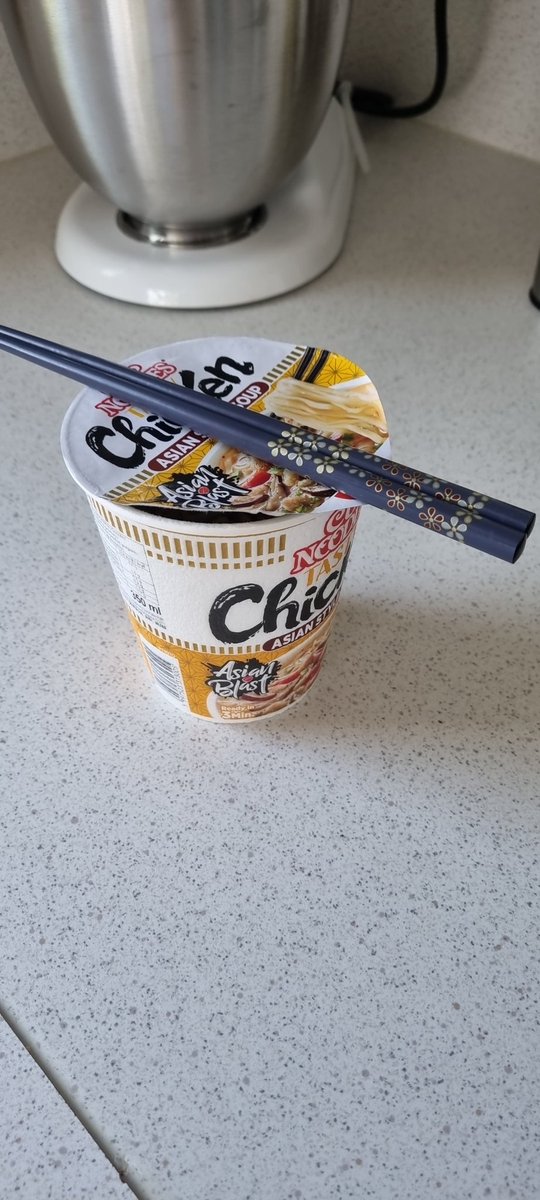 aurora0523's tweet photo. 唐突だけどカップヌードルの蓋さ、開け口に対して垂直にお箸置くと多分普通に止まるんよ。割り箸で試してないけど、多分割り箸もできると思う🥢試してみて😋
#カップヌードル @cupnoodle_jp https://t.co/Fzsz2fJ9lJ