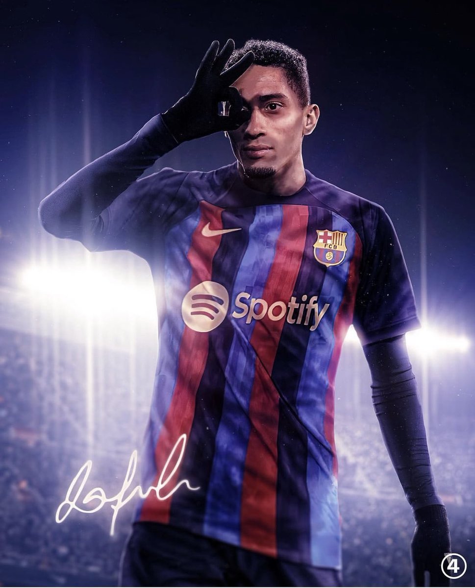 FabrizioRomano's tweet image. Official and here we go confirmed! Raphinha joins FC Barcelona on apermanent deal, “now dependent on the player passing his medical” - club statement confirms. 🚨🔵🔴 #FCB

Raphinha, in Barcelona today in order to sign the contract until June 2027. Done and sealed.