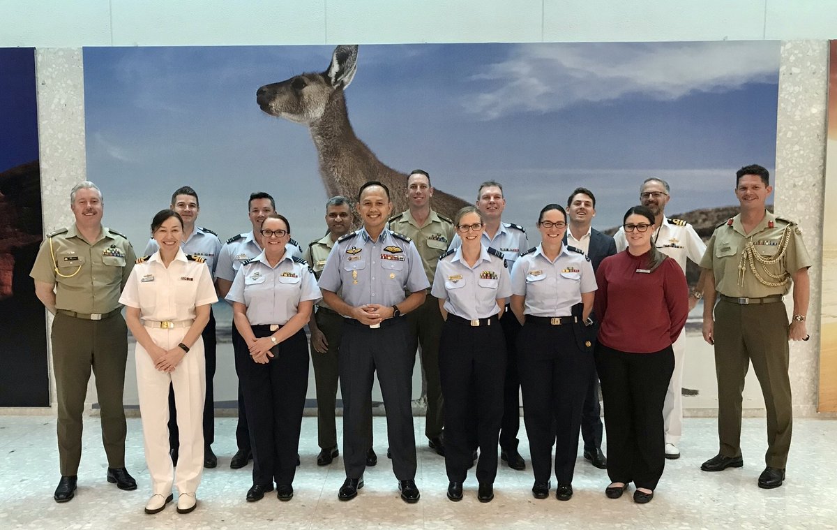 acsc_j's tweet photo. Course members from @acsc_j visited the @AusHCMalaysia last week where they met with Dr Justin Lee - High Commissioner To Malaysia. Pictured with course members and staff is Defence Attache Col Wood and Brig Gen Amer - Deputy HQ Integrated Area Defence System. https://t.co/r0p98idriv
