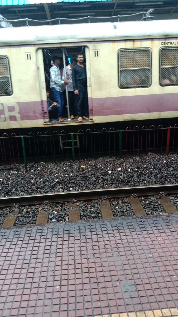RupeshPuralkar's tweet photo. @mumbairailusers सी एस टी ते पनवेल जाणारी ट्रेन 4:47 मिनिटांनी शिवडी स्टेशन या गाडीमध्ये काही पब्लिक नशा व पब्लिकला शिव्या देणे फोटो दिसत आहेत पब्लिक वर कारवाई झाली पाहिजे आरसीएफ ला फोन करून काही तांत्रिक कारणामुळे कंप्लेंट रजिस्टर होऊ शकली नाही असं कंप्लेंट ऑफिसर ने सांगितलं https://t.co/eh8j1bTsGv