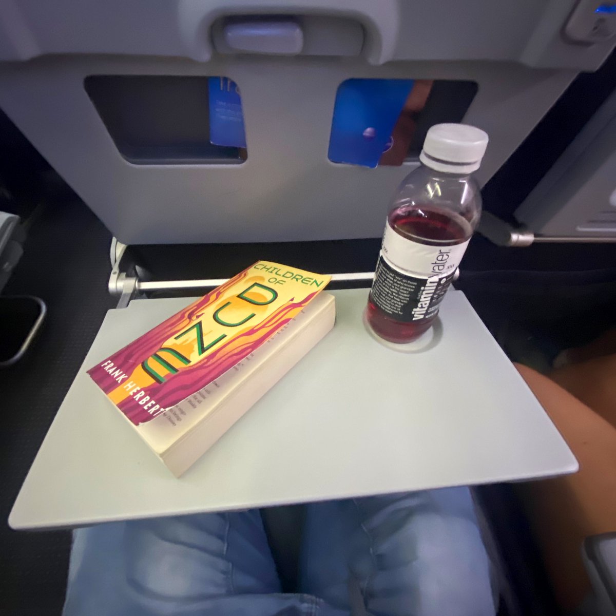 AndrewInserra's tweet photo. One lady is about to fall through the gap and another has exposed knees sitting in the middle seat… people are absurd

@Adam_Lovick #traycheck https://t.co/xbjd83HcxG