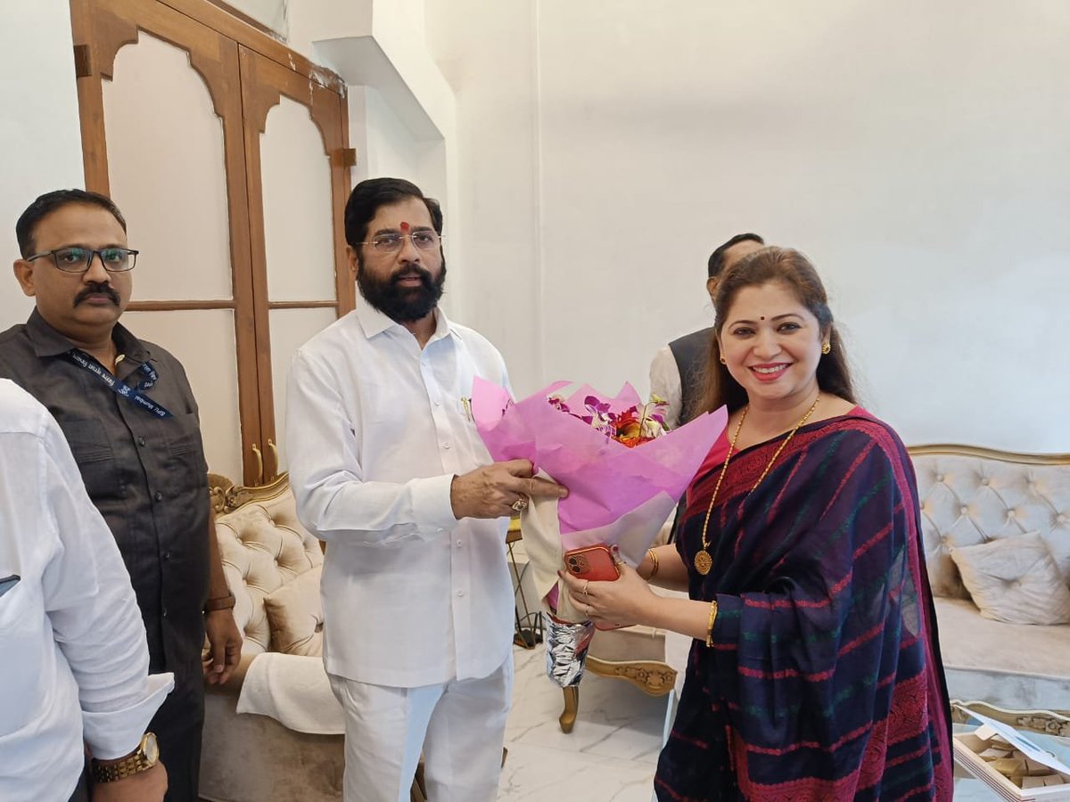 mataonline's tweet image. मध्यस्ती की शिंदे गटात सामील? दिपाली सय्यद यांनी घेतली एकनाथ शिंदेंची भेट.
#EknathShinde #deepalisayed #Shivsena