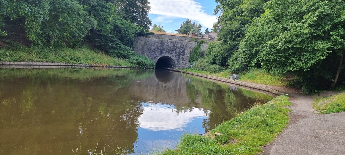 The SlushBoat is now at #ChirkAquaduct and it is absolutely stunning. I will be staying here for a couple of weeks, trading when I can

#TheSlushBoat #icecreamboat #LlangollenCanal #canaltraders #floatingtraders #rovingtraders #narrowboat #narrowboatlife #canalboat #boatlife