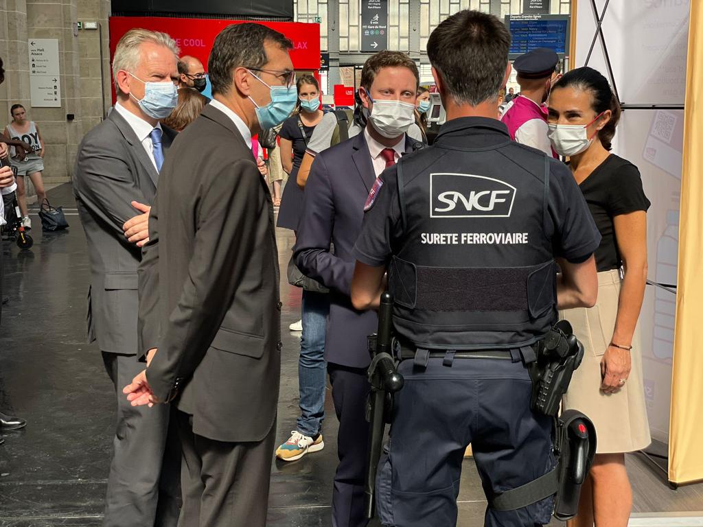 Marlene_Dolveck's tweet photo. J’ai eu le plaisir d’échanger ce matin avec le Ministre des Transports @CBeaune pour présenter notre dispositif « Renfor’Eau ». Chaque année, les périodes de canicule sont anticipées pour garantir une distribution d'eau immédiate et efficace au service de nos voyageurs. https://t.co/DuLwW5JftS