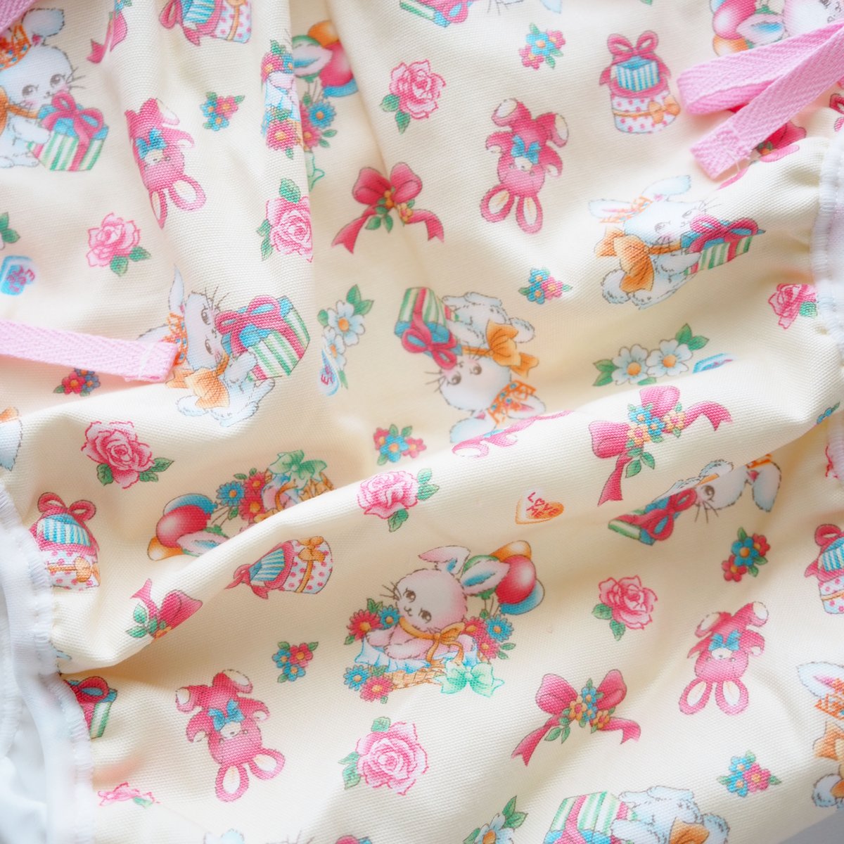 FBabies_shop's tweet photo. 人気柄のうさぎちゃん、この柄は初登場です🐰🌹✨

【新品】大人用おむつカバー M うさちゃん×プレゼント(オフホワイト・ピンク) あし紐×腰ひも×レース フィラインベイビーズ FelineBabies https://t.co/BEJMmNIOMl #badl #大人の赤ちゃん https://t.co/xiiwtrFEVd