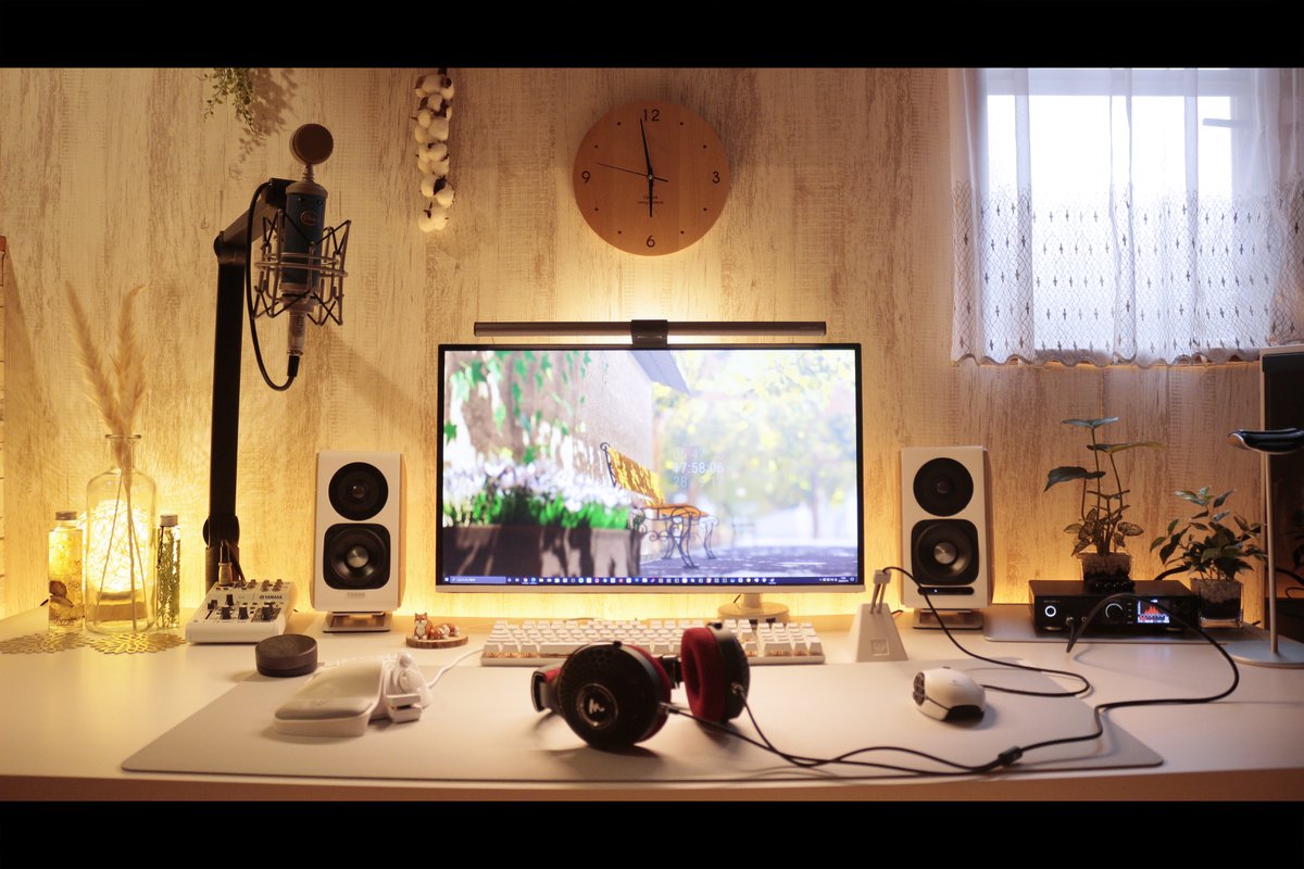 AzMomizi's tweet photo. BenQ ScreenBar Haloの演出効果スゴイ❕
全体的に見やすくなるしドラマティック🪔
足らなかったピースが埋まった感じで嬉しいです。
#PCオーディオ #GamingPC #自作PC #ADI2
#FOCAL #ClearMGPro
#お前らのpcデスク周り晒していけ
#これが僕たちの秘密基地
#みんなのデスク環境 https://t.co/kh9fe76Spa