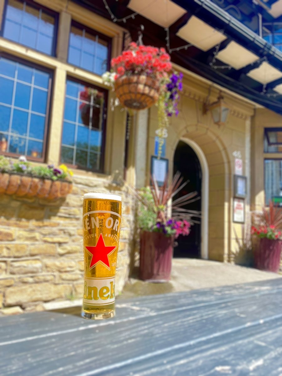 WalkleyCottage1's tweet photo. Cool down this afternoon at The Cottage with a cold pint of Heineken! 😍 https://t.co/rJup8xogxM