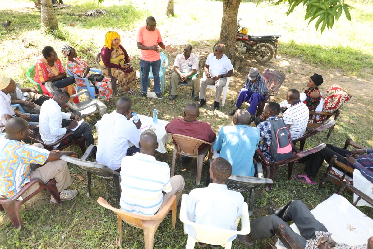 swahilipotfm's tweet photo. Deputy Governor, @FrancisThoya001  engages  Village Elders  in Kashani, Kisauni Sub-county. 

The Village elders put their trust  in the next county governmen,  Abdulswamad Shariff Nassir as their governor will put an end to the land crisis facing them.
#MombasaMwanzoMpya https://t.co/wkkAonM4Md