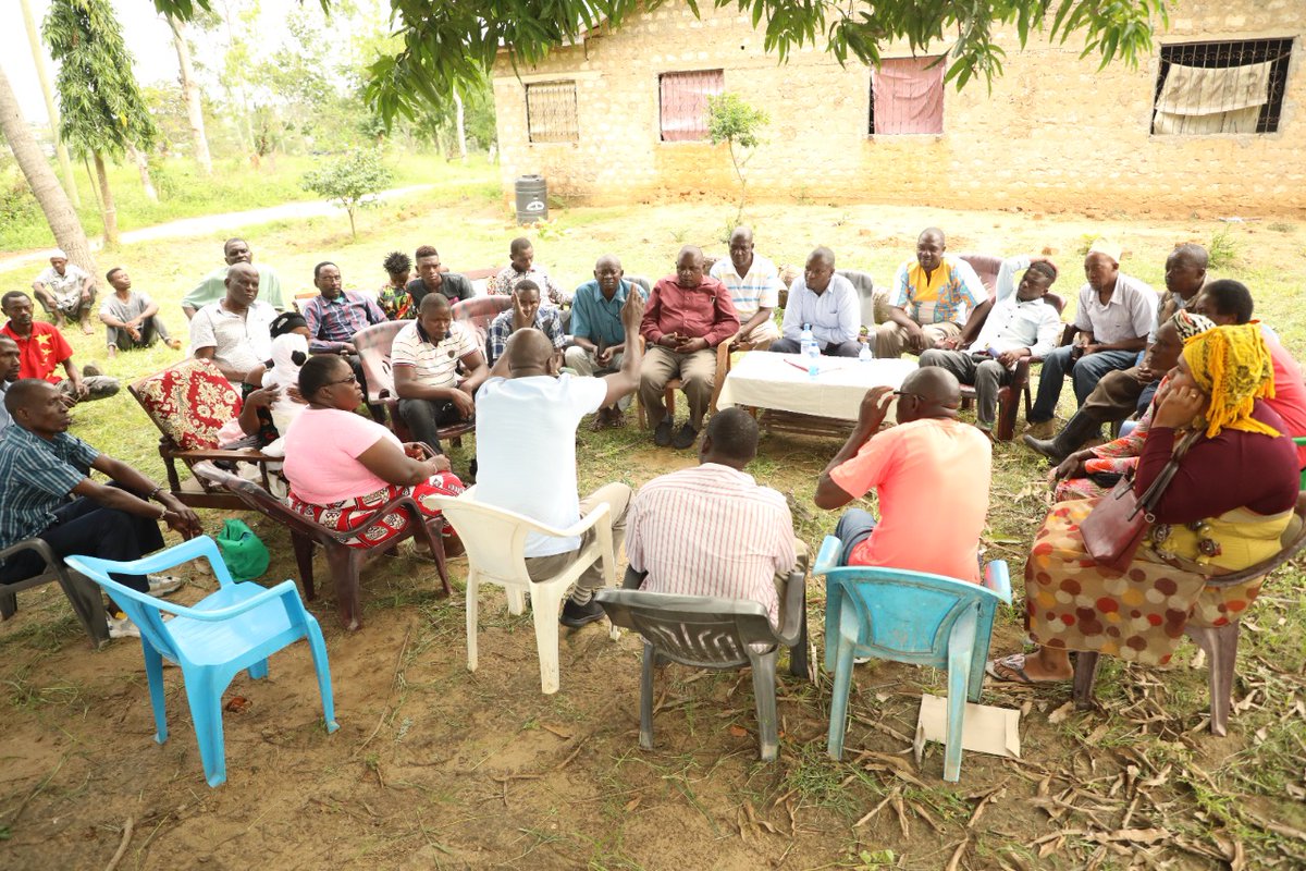 swahilipotfm's tweet photo. Deputy Governor, @FrancisThoya001  engages  Village Elders  in Kashani, Kisauni Sub-county. 

The Village elders put their trust  in the next county governmen,  Abdulswamad Shariff Nassir as their governor will put an end to the land crisis facing them.
#MombasaMwanzoMpya https://t.co/wkkAonM4Md