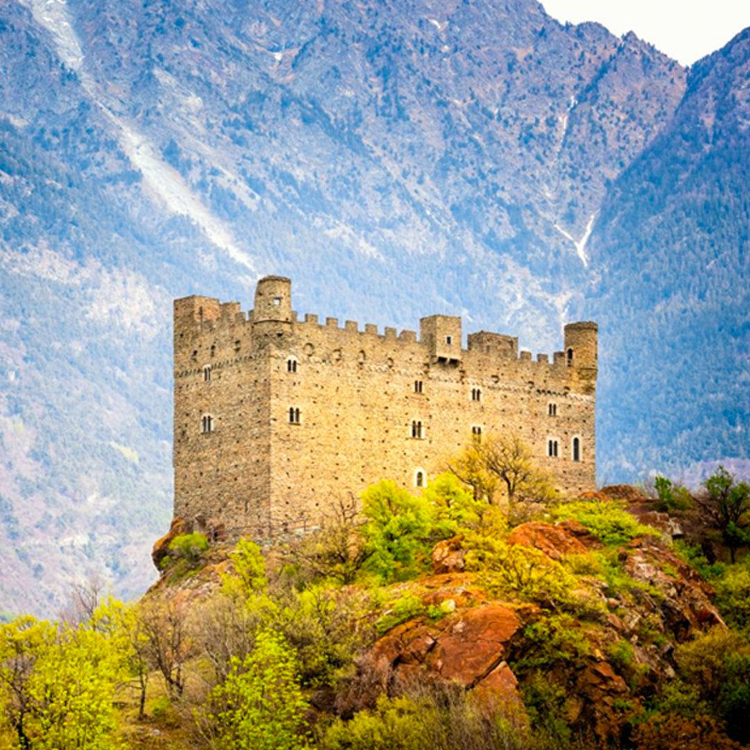 Explora el Valle de Aosta a caballo, en bicicleta o en coche y visita sus impresionantes castillos . 🏰 🏔️ Descubre más ▶️ bit.ly/3QCjMAm @Valle_dAosta #IlikeItaly