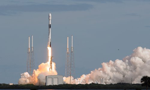 Airbus_747's tweet photo. @jas_klo @NASASpaceflight They protect the rocket from lightning strikes. Below, an image of lightning striking the tower at Pad 39B (currently used by SLS) at the Kennedy Space Center. Also, another picture of SpaceX's SLC-40 at the Cape, which has a similar arrangement of lightning rods. https://t.co/9MNYAiQoZ7
