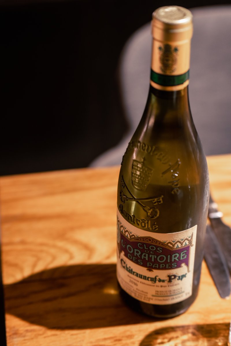 Even if the Châteauneuf-du-Pape vineyard is best known for its great reds, you’ll be just as impressed by the Clos de L'oratoire des Papes 👌 Providing aromas of orange blossom, anise, and lemon on a woody base, this subtle white is just the ticket for a warm summer’s day ☀️