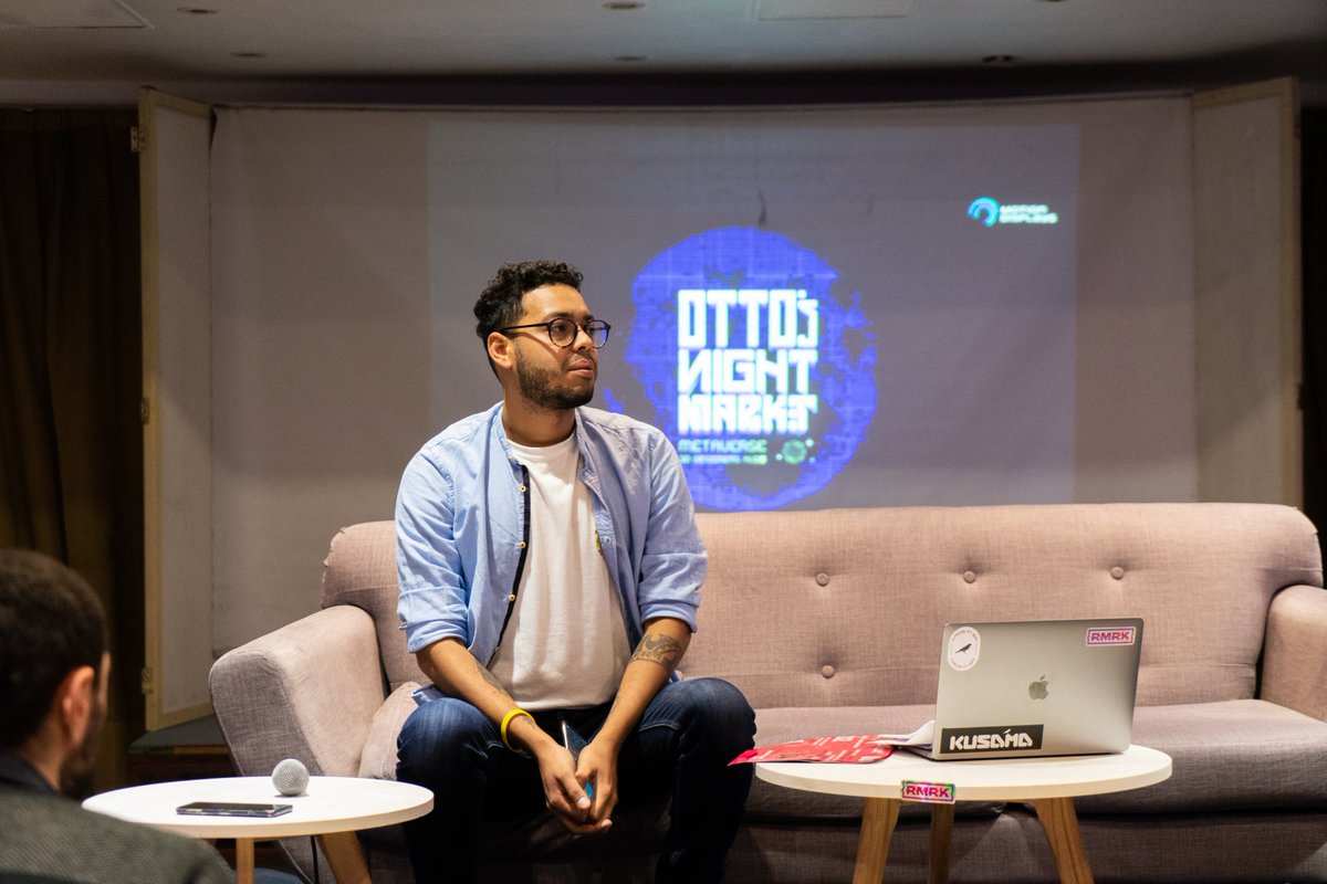 kaosinba's tweet photo. @Otto_NightMarkt jugando con realidad virtual y metaversos en KAOS, al mismo tiempo que ya lo hace en @BitDotCountry 🕶

#web3 mantente construyendo 👊 https://t.co/h0oHpI7Zp5