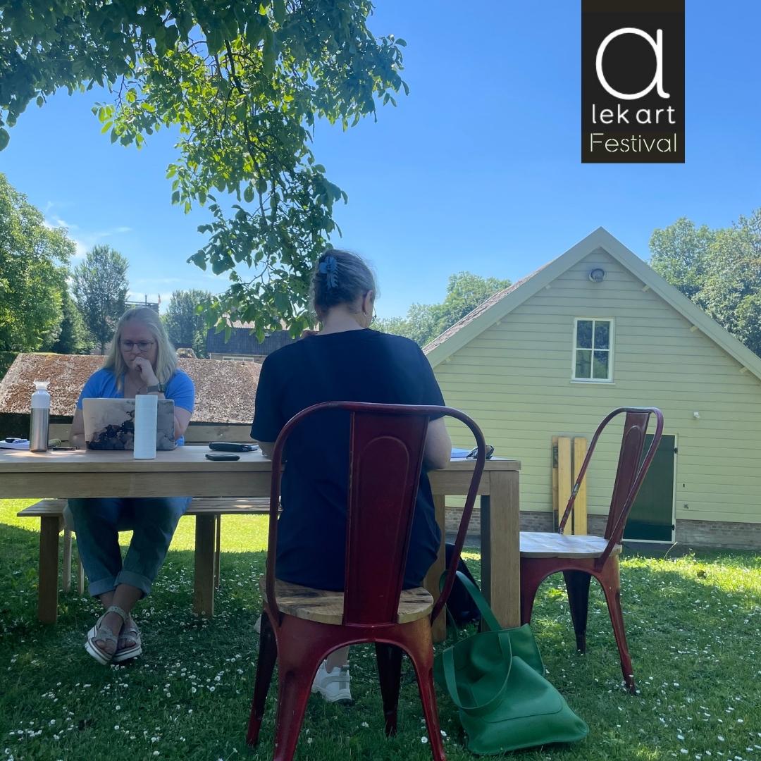 Op de prachtige locatie (en werkplek) Werk aan het Spoel wordt achter de schermen hard gewerkt aan het opbouwen van het festival in september en alles wat daarbij komt kijken. Op deze mooie dagen  gebeurt dat uiteraard lekker buiten!