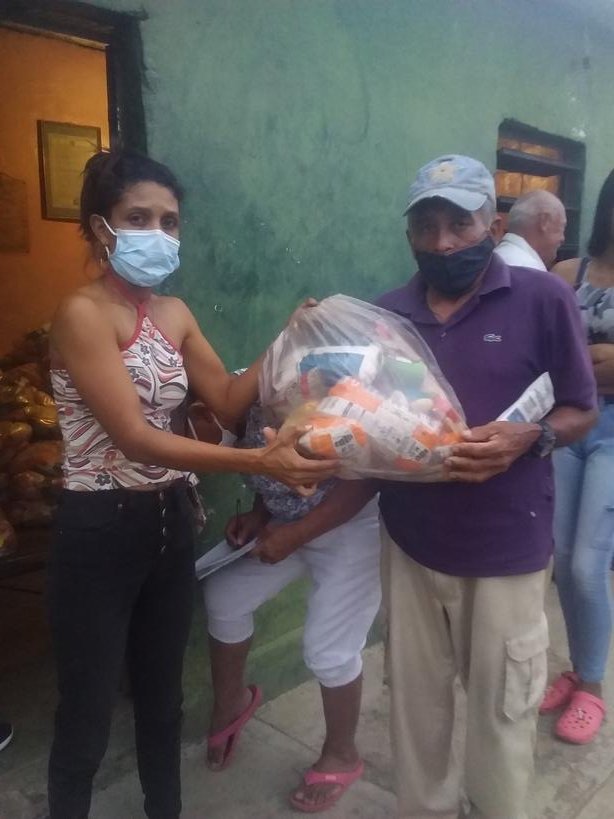 Gracias a la gestión de <a href="/AdolfoP_Oficial/">Adolfo Pereira Gobernador</a> y Ministro de alimentación Carlos Leal Tellerias. Se realiza la venta de los mercados Clap a la  Comuna Ricardo Arroyo,  
Sector Manzanare 3 
#ComunicadorClap
<a href="/NicolasMaduro/">Nicolás Maduro</a> 
<a href="/Elifervasquez/">Elifer Vasquez</a> 
@AngelaRosaDice