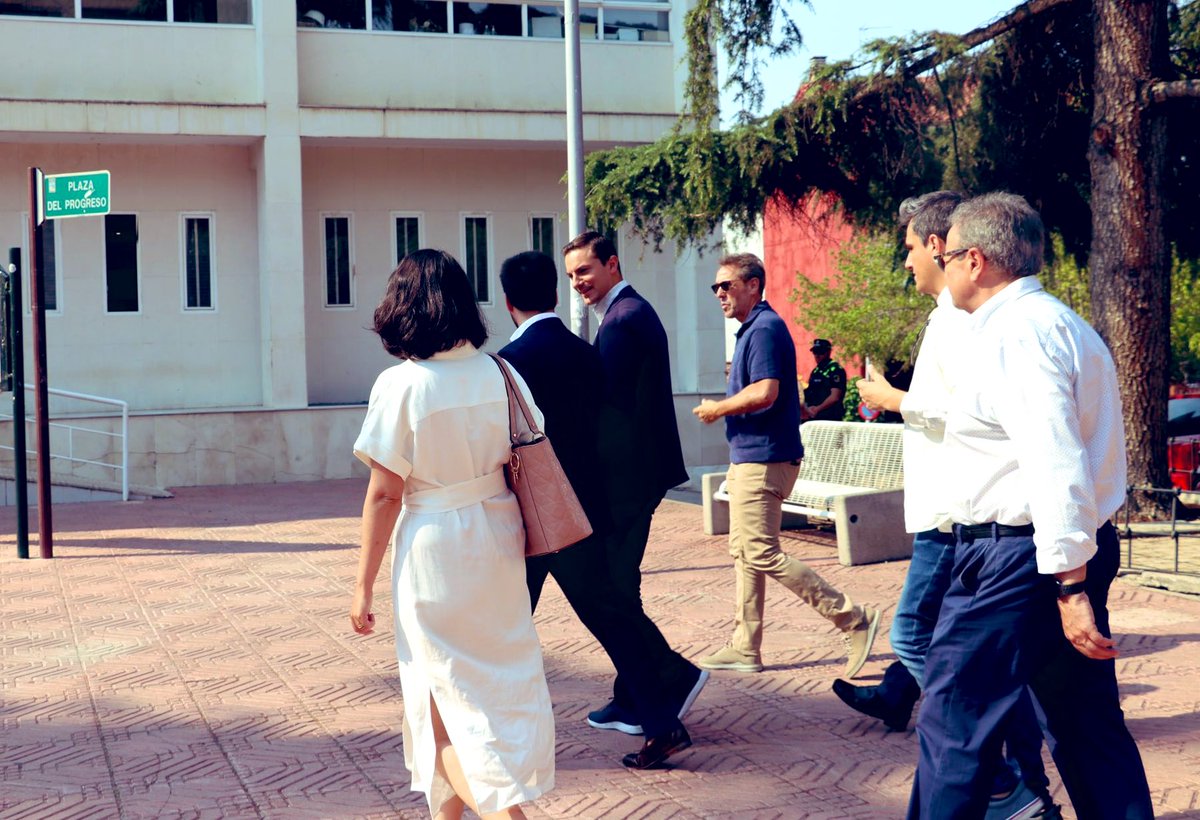 psacera's tweet photo. Junto a @juanlobato_es , diputados del @gpsAsamblea , viendo #MejoradadelCampo. Su alcalde #JorgeCapa nos ha enseñado las obras financiadas por el Gobierno de España, a través de las ayudas Filomena y los Fondos de Recuperación Europea. Gran gestión del @PSOEMejorada @psoe_m https://t.co/ocMEm6ETBI