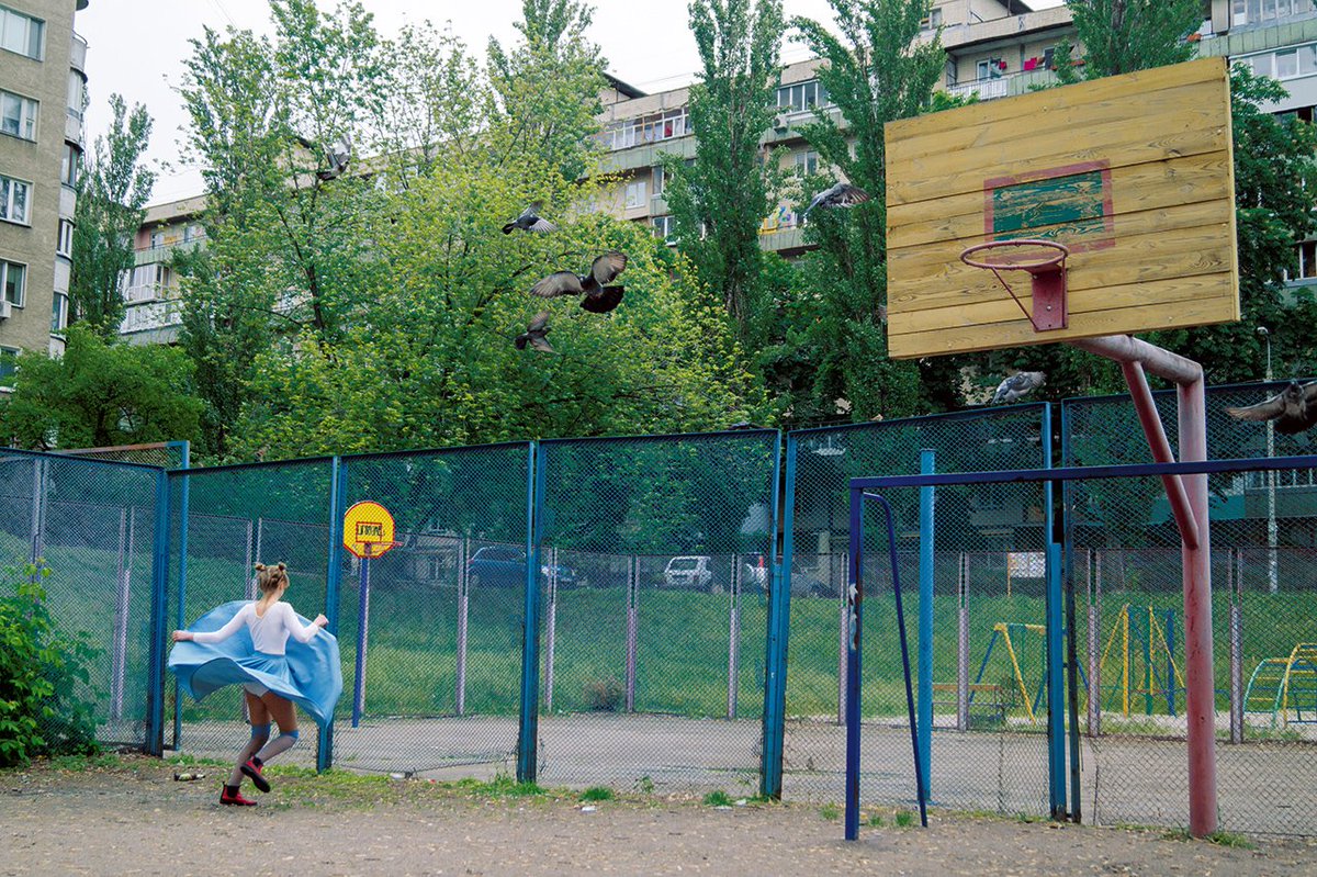 GM

"Dance with pigeons" was created in Rusanivka district in Kyiv in 2016. 

Yasia, the model, sewed this wonderful skirt herself. 

Available on <a href="/foundation/">Foundation 🌐</a> 

0.38 ETH 🪶

foundation.app/@polikarpova/p…

#nftphotography