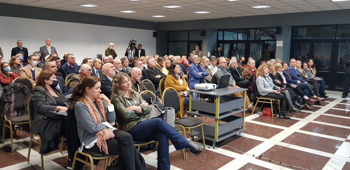 FAMSAFederacion's tweet photo. Presentamos el segundo libro editado por FAMSA, "Cambio de rumbo: lineamientos para el debate acerca de una reforma sectorial en salud", de los Doctores Sergio Del Prete y Mario Glanc. Una propuesta de reforma del sistema de salud en Argentina. ¡Gracias a los + de 120 asistentes! https://t.co/bCPa0GjBLb