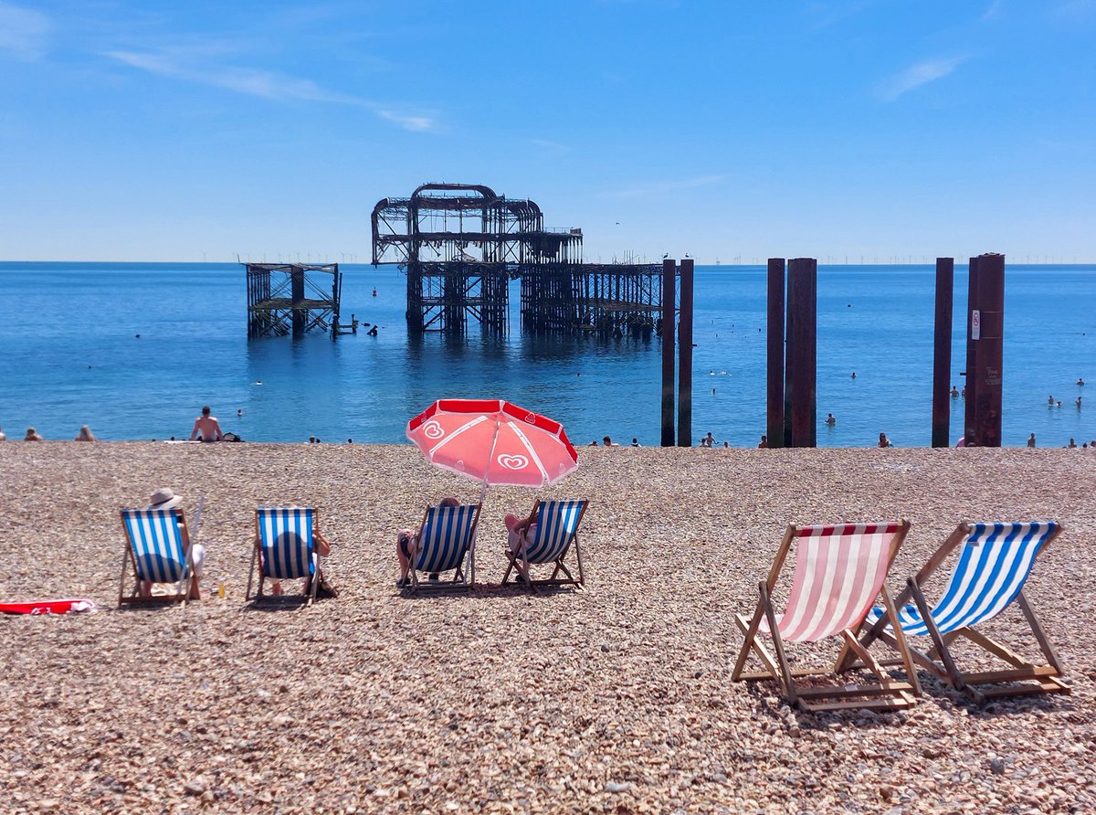 Agua cristalina y a buena temperatura 👍🏻
Piedras 👎🏻
📍Brighton &amp; Hove