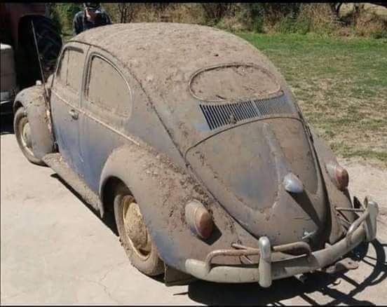 NoSoyBuenaOnda's tweet photo. Un padre le dijo a su hijo: Te graduaste con honores, aquí tienes un auto que adquirí hace muchos años atrás... Tiene mas de 50 años de antigüedad.

Pero antes de dártelo, llevalo al lote de autos del centro y diles que lo quiero vender y ve cuanto te ofrecen... 🧵👇 https://t.co/mZ5zJjPhQc