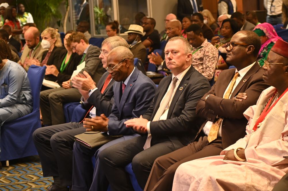 cbfp_pfbc's tweet photo. 19e réunions des parties du Partenariat pour les Forêts du Bassin du Congo (#RDP19) : stop et fin. Les travaux se sont achevés ce 09 juillet 2022 a Libreville au Gabon...@cbfp_pfbc https://t.co/ukHmkeWmHD https://t.co/SW0HBsv80E