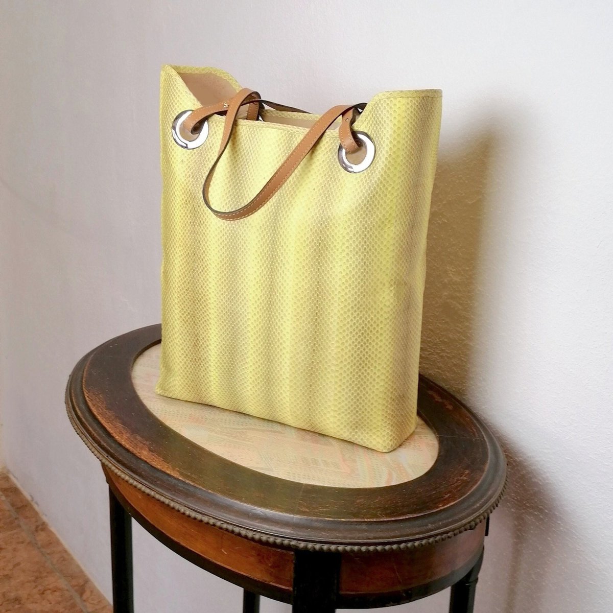 Quiero compartir lo último que he añadido a mi tienda de #etsy: Bolso Tote de piel, estilo 'shopper'. Venta Especial . etsy.me/3Pt8yN7 #amarillo #bolsodepiel #bolsodeserpienteoriginal #bolsotote #bolsoshopping  #bolsoalhombro #pielautentica