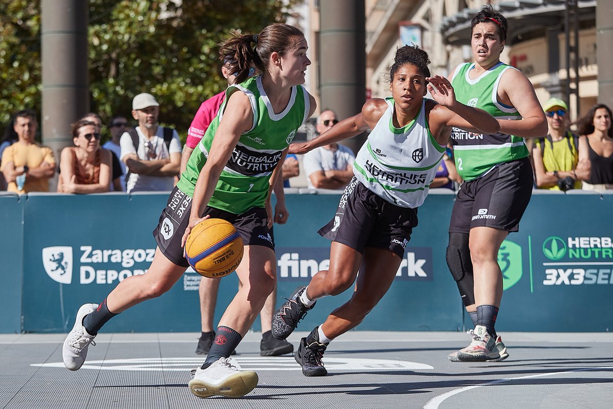 PauneroCelia's tweet photo. Nueva parada del #Herbalife3x3Series y otras Semifinales para @Azuqueca3x3, esta vez perdidas ante las Campeonas de Europa.

Pese a disputar el torneo de Zaragoza con un roster que nunca habíamos jugado juntas, conseguimos conjuntarnos, disfrutar y competir al máximo🏀🔥 https://t.co/UvJBfRK6MS