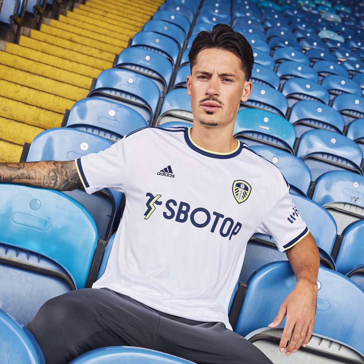 LUFC's tweet photo. 👌 @RobinKoch25 https://t.co/wm9TCXH78w