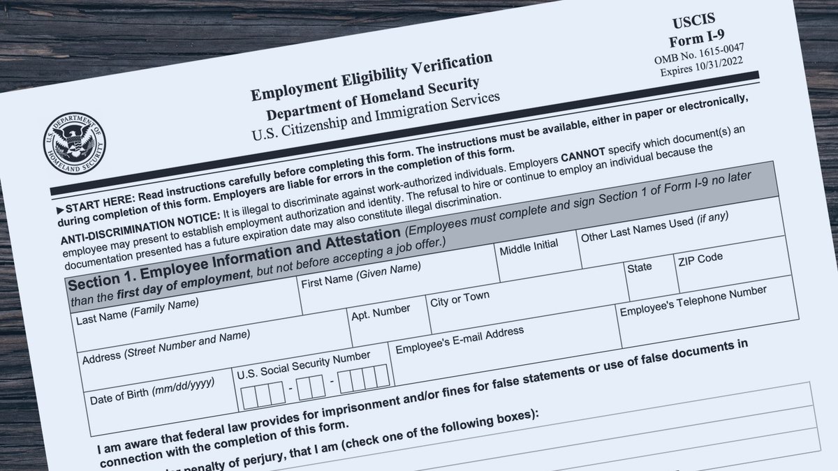 SHRM's tweet photo. The Form I-9 deadline is approaching! Employers have until July 31 to update the I-9s of current #employees who presented an expired List B document between May 1, 2020 and April 30, 2022. https://t.co/bNbQMoplvF https://t.co/p6gMAhGYgV