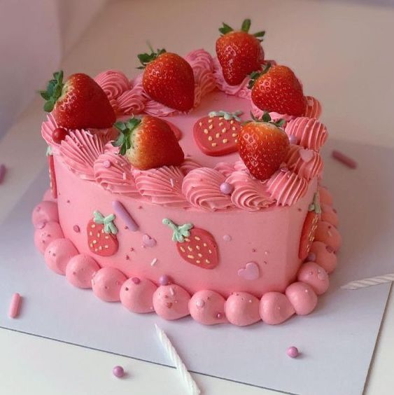 daily_dolce's tweet photo. Strawberry cake by aprilsbakerlondon https://t.co/8vltVZaTJk