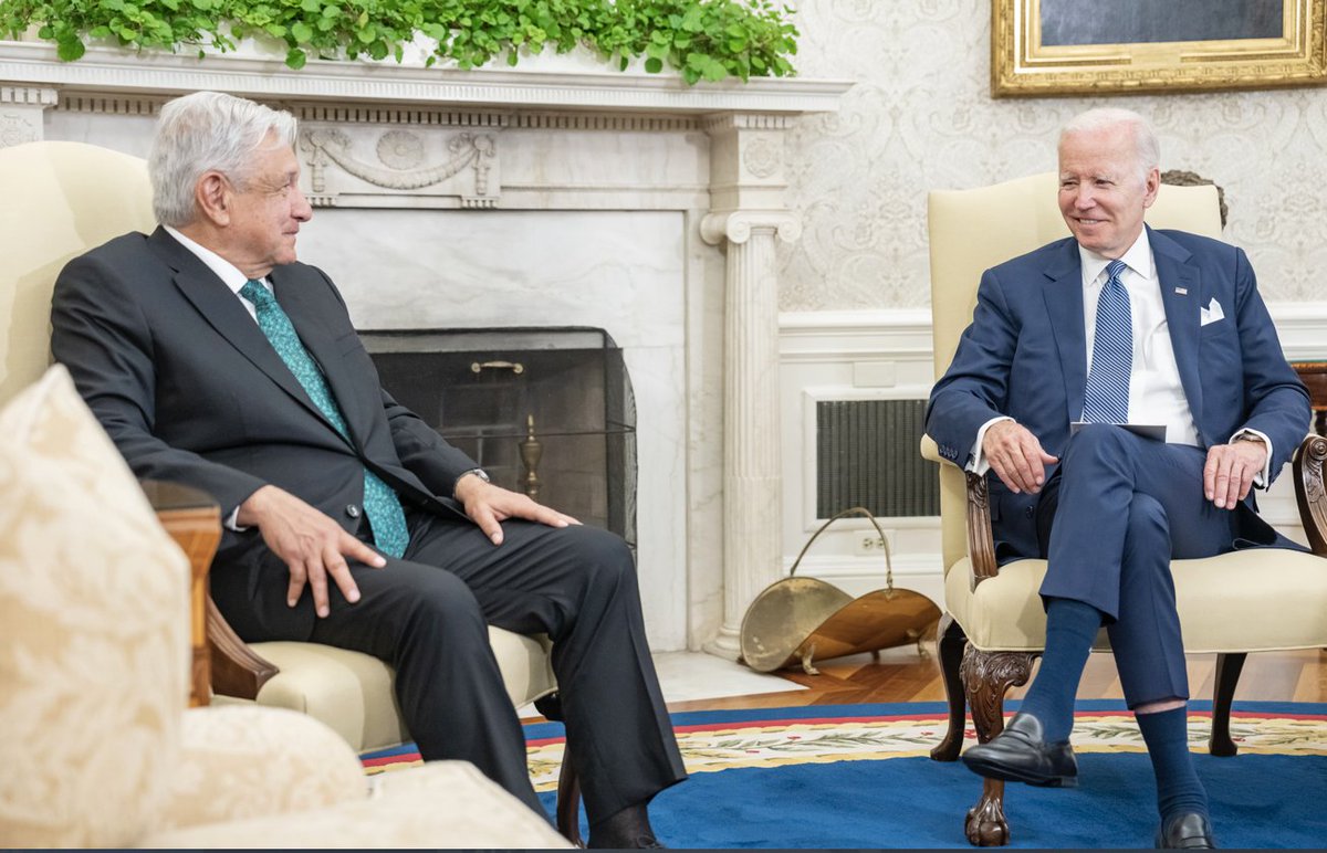 FelipeReyes_B's tweet photo. En el tema de la foto de la reunión entre #AMLO y #Biden, hay que ser cautos, pues hay implícitos lenguajes, factores, códigos y mensajes de carácter #diplomáticos, #ceremoniales, #protocolares y #políticos.
Por lo tanto, la lectura solo por "percepción", queda corta. https://t.co/IR8kPqClSq