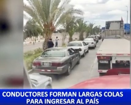 JackyMc10's tweet image. Miles de chilenos pugnan por entrar a Tacna para hacer sus compras, ya que el peso chileno se desplomó y todo está caro en Chile!!