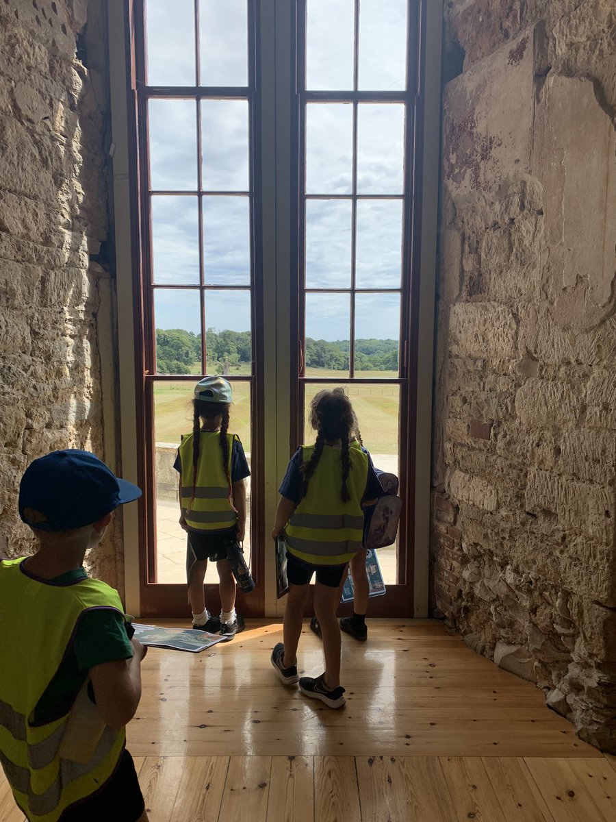 MissHenryMA's tweet photo. Very proud of Reception today! They were absolutely amazing on their school trip to Lulworth Castle 🏰 Our favourite part was seeing real peacocks and finding their feathers around the woodland! 🦚 @ManorsidePoole https://t.co/hD3aQ5dQLh