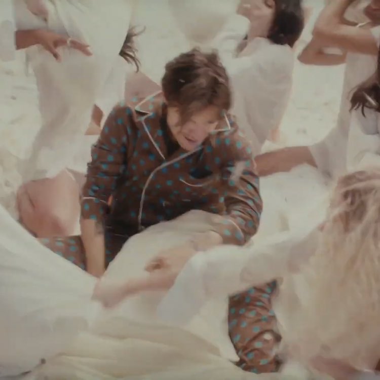 MyFancyHarry's tweet image. pillow fight