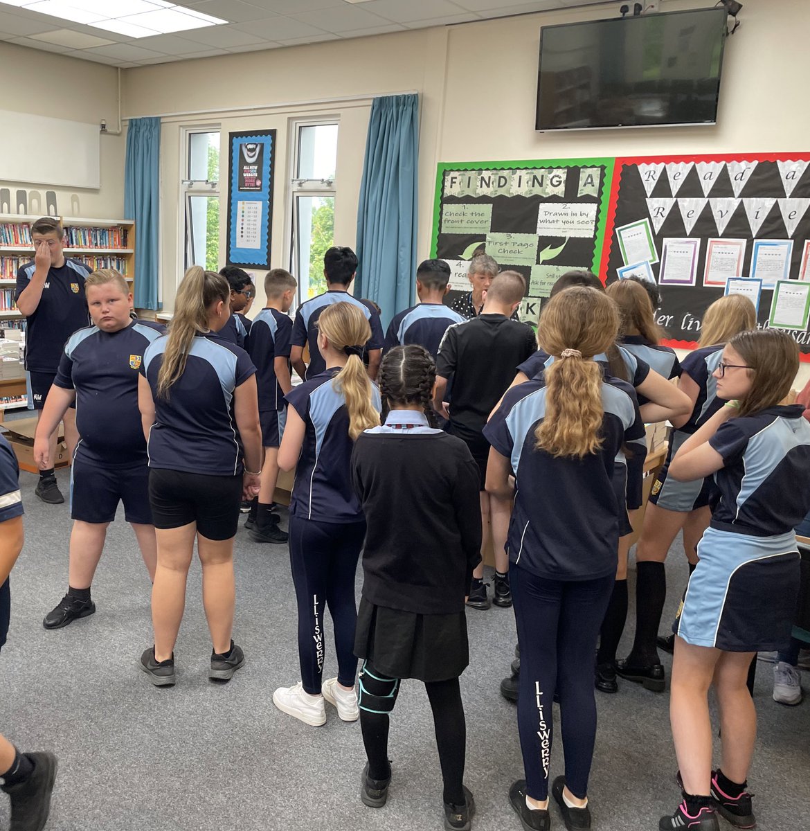 LliswerryLearn1's tweet photo. What a great first day of the #SkillsFestival with our pop-up bookshop! Every learner @LliswerryHigh will recieve a free book of their choice 📚Thanks to @ChepstowBooks Mrs Hockey, Mrs Davies & Mr Herbert for all their hard work #TeamLiteracy https://t.co/sd9Hex0akl