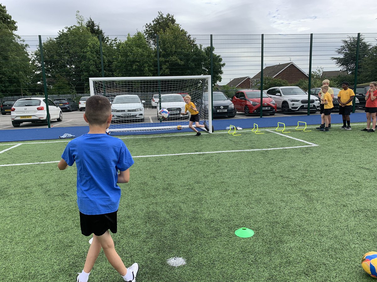 MrBeaumont1997's tweet photo. Some expert teaching today from Igor who led an exceptional goalkeeping training session for PE. Great stuff! https://t.co/P2jubduSO8