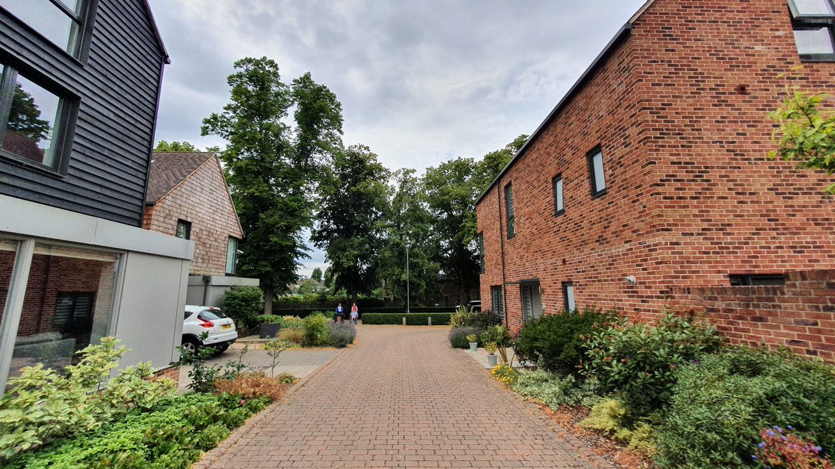 JTUrbanDesign's tweet photo. The Avenue, Saffron Walden (pop. 17k)  Bespoke housing development on former school  grounds, nestled into the landscape. https://t.co/kIgJbYz3ij