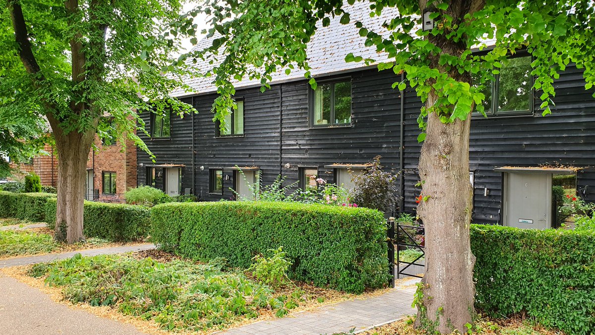 JTUrbanDesign's tweet photo. The Avenue, Saffron Walden (pop. 17k)  Bespoke housing development on former school  grounds, nestled into the landscape. https://t.co/kIgJbYz3ij