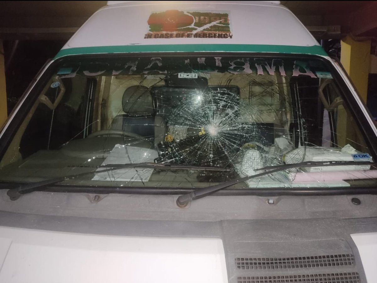 When #1990SuwaSeriya responds to a call, we  come with only one intention #savealife. One of our  ambulances were attacked and in another the staff were harassed at the protest near Diyatha. Pls pls don't do this.
#1990SuwaSeriya 
<a href="/DumindraR/">DumindraRat</a> <a href="/sandyasalgado/">SANDYA SALGADO</a>