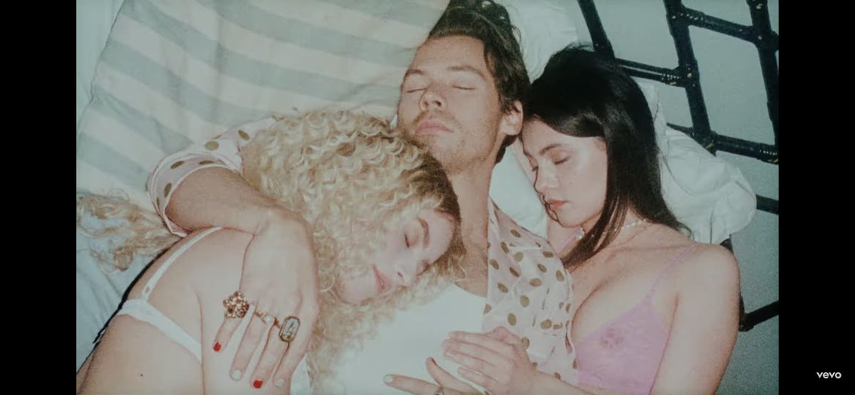 ddogrry's tweet photo. all the disposables in the lnt mv: a short but needed thread! https://t.co/QHLkpclkL7