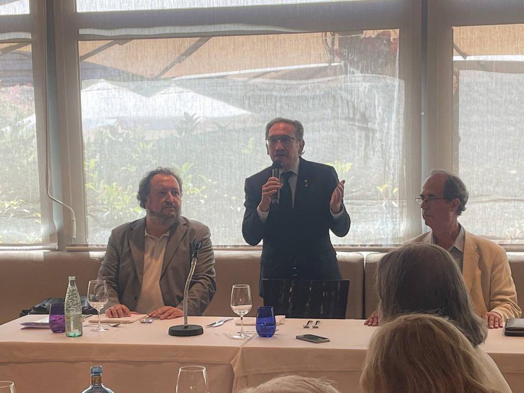 sijcat's tweet photo. Molt interessant la xerrada i posterior debat que hem mantingut avui amb el conseller de @economiacat #JaumeGiró en l’últim dinar col·loqui de la temporada https://t.co/2RSWJ5NGhX