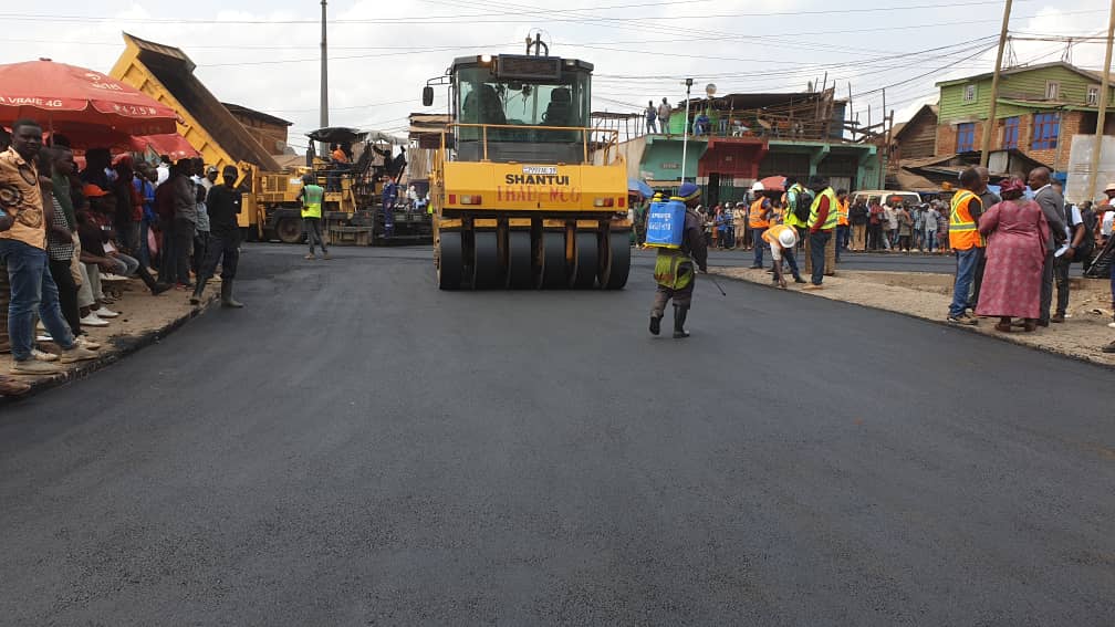 etiennemulindwa's tweet photo. 1 tronçon d - d 6km, 3 Gouv incapables d l finaliser or la taxe destinée à l financer é directe. 30fc sur chak litr d carburant consommé. @ClaudeNyamugabo a échoué après #Cishambo. @TheoKASI tente l'exploit. Tu seras félicité après la f1 d travaux @JPouvons + d 10 ans sur 6km https://t.co/xqRj73iIy2