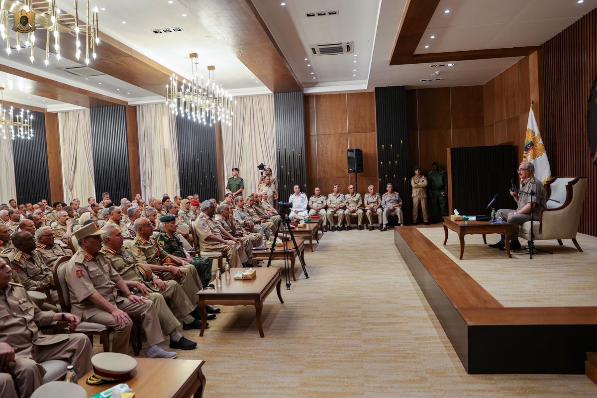 KhalifaAlabeidi's tweet photo. رؤساء الأركان وعدد من القيادات العسكرية وضباط القوات المُسلحة يلتقون القائد العام  المُشير "خليفة حفتر" في مقرّ القيادة العامة - الرجمة لتهنئته بمناسبة حلول عيد الأضحى المُبارك . https://t.co/mEsuYkrF0c